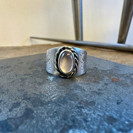 Zilveren Ring met rozenkwarts en Handgravure van Lelietjes van Dalen