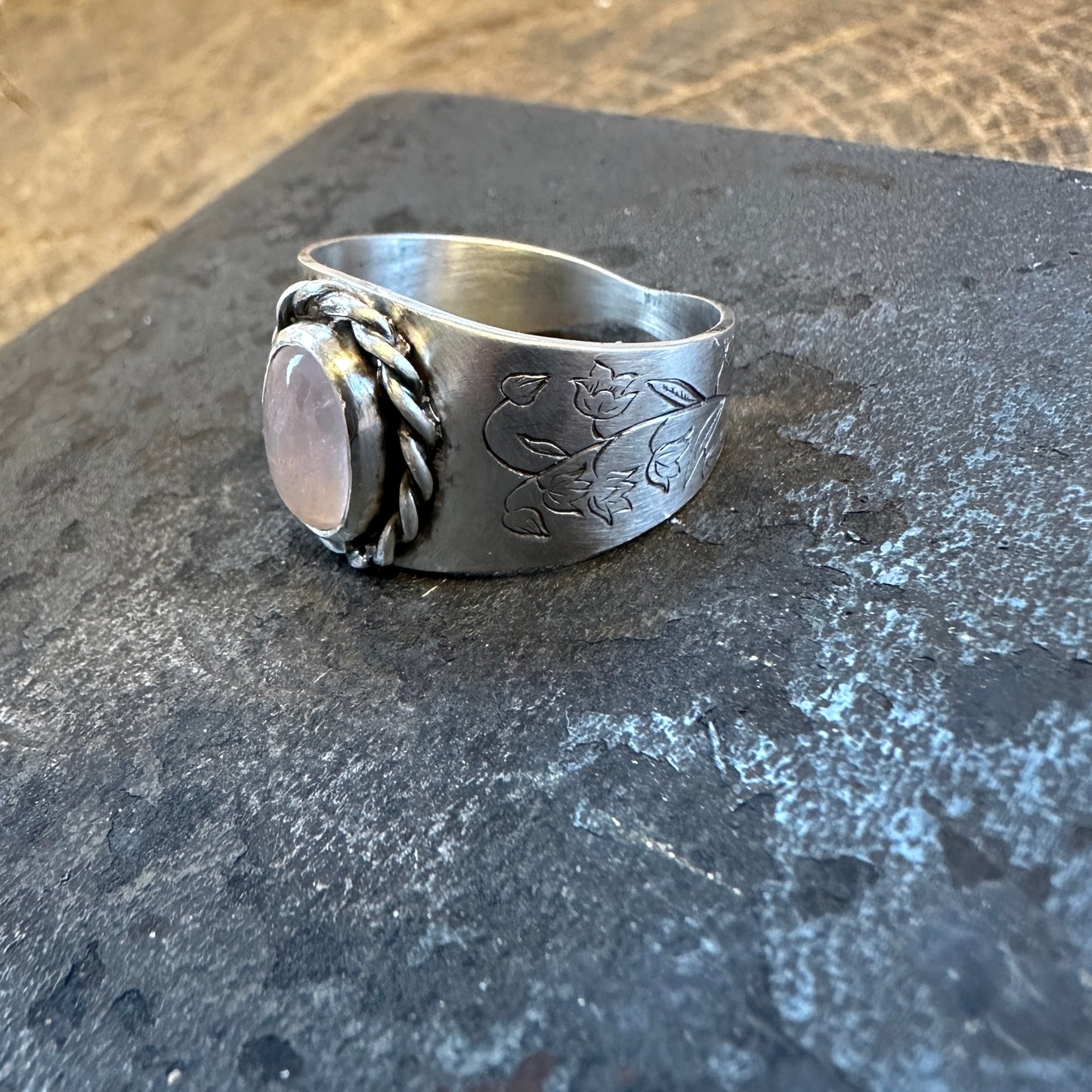 Zilveren Ring met rozenkwarts en Handgravure van Lelietjes van Dalen