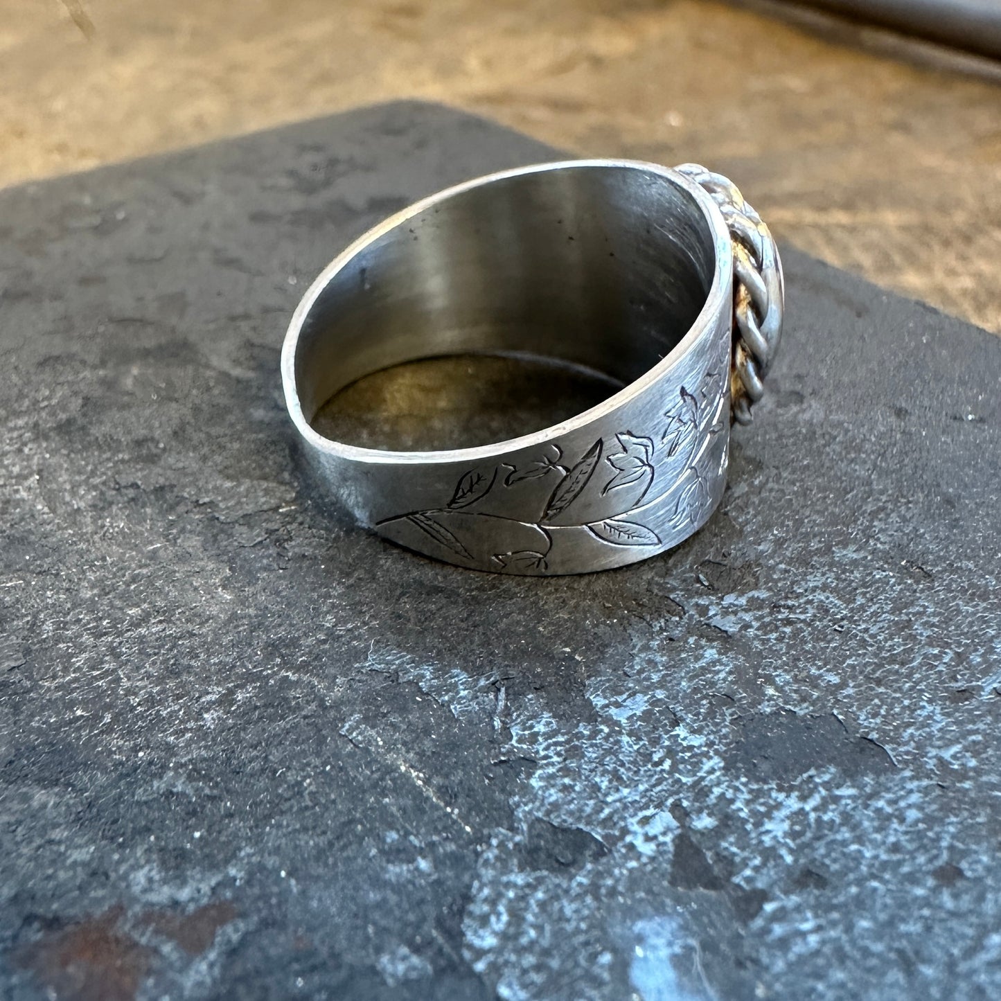 Zilveren Ring met rozenkwarts en Handgravure van Lelietjes van Dalen