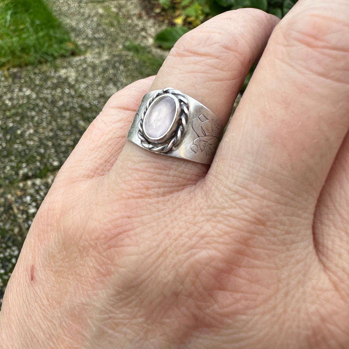 Zilveren Ring met rozenkwarts en Handgravure van Lelietjes van Dalen