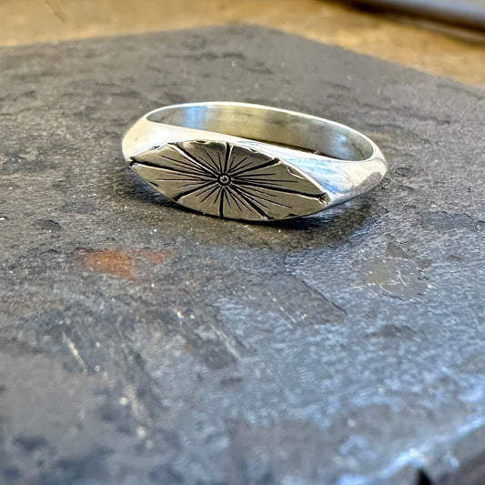 Zilveren signetring marquise met handgegraveerd bloemmotief