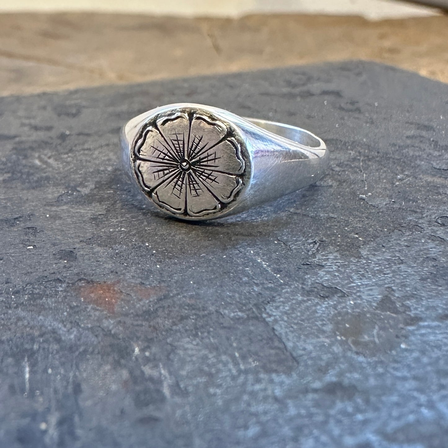 Zilveren Signetring met handgravure van bloemmotief