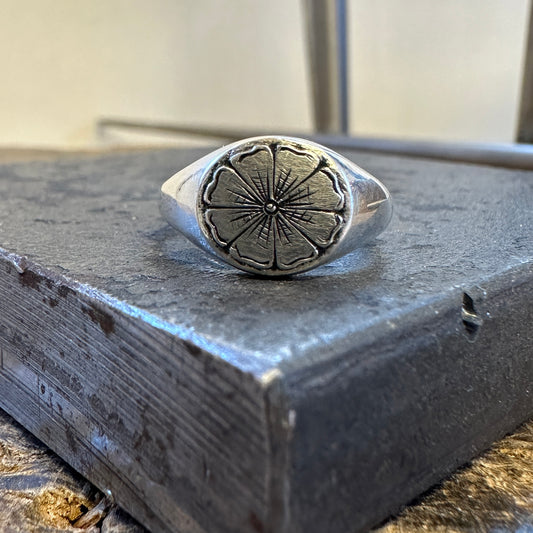 Zilveren Signetring met handgravure van bloemmotief