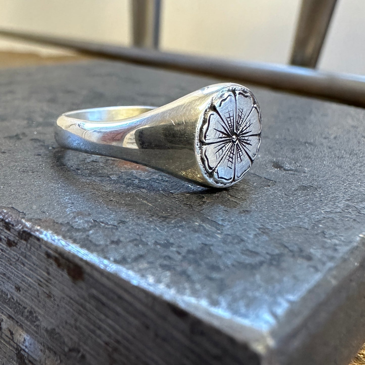 Zilveren Signetring met handgravure van bloemmotief