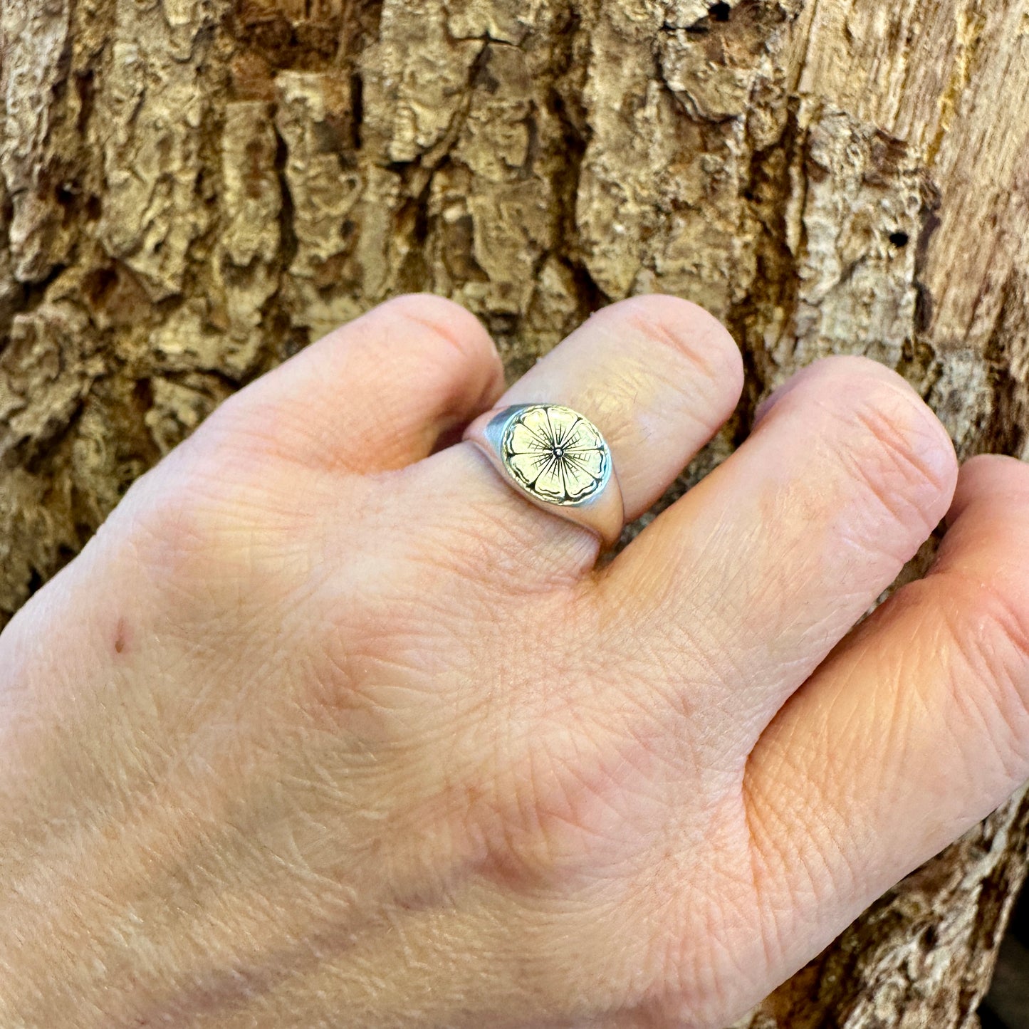 Zilveren Signetring met handgravure van bloemmotief